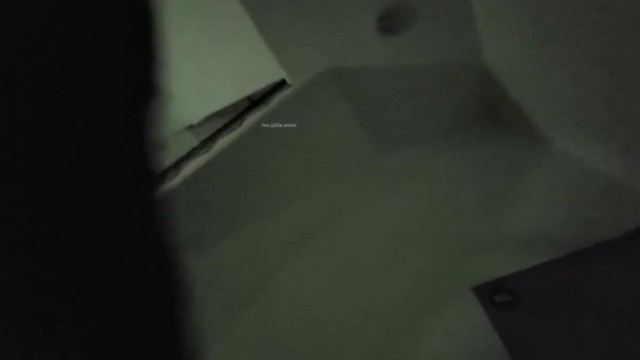 韩国情侣自拍高中生可真会玩，偷偷跑到楼道抽烟，然后直接给男友口了起来！