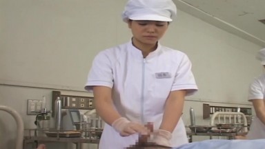 日本女工匠在第一“避孕套”製造廠工作的女性