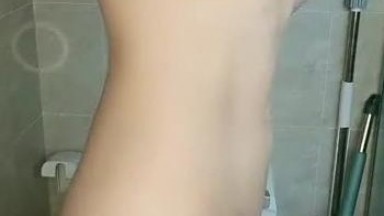 卡哇伊极品双胞胎姐妹在卫生间马桶上自慰，轮流上阵抠穴假吊深插