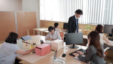 IPZZ-483 [自提征用]在女上司的命令下被所有人欺负过度，即便插入或做任何事 夕雛エミリ 杏ここ