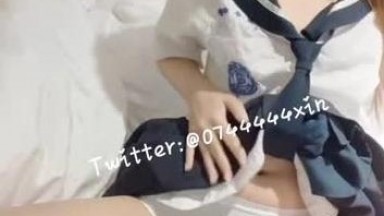 穿治平制服劇情長片 用假肉棒幻想被老師內射的女學生